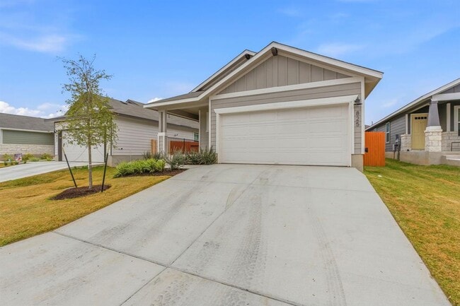 Building Photo - 825 Sun Grv Trl