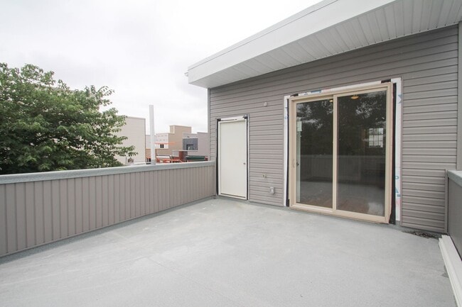 Building Photo - Large Point Breeze Home