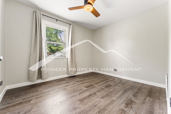 Building Photo - Charming single family home with fully fenced yard
