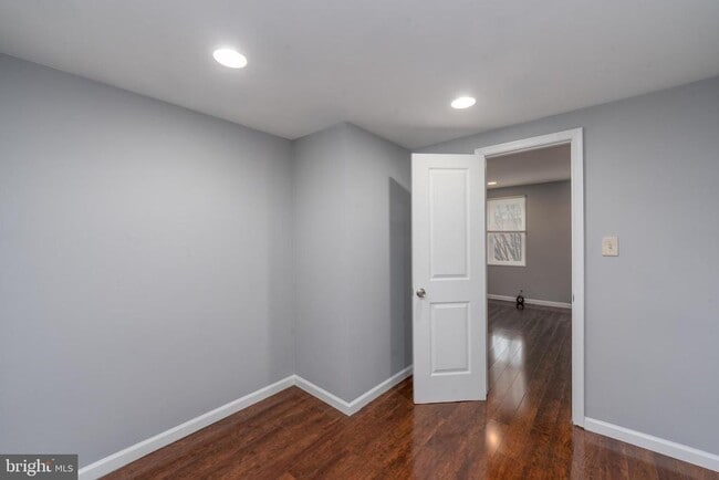 Building Photo - 519 S Port St