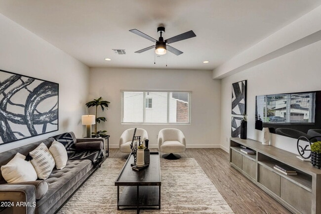 Primary Photo - 3645 E Earll Dr