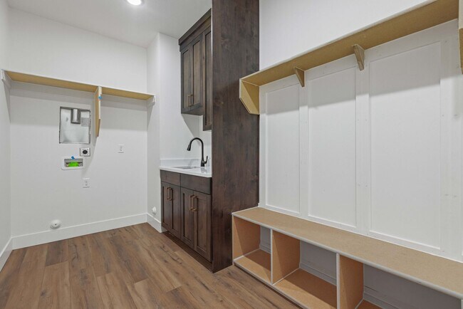 Building Photo - B532AG