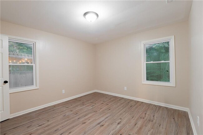 Building Photo - 2431 Crestview Ave