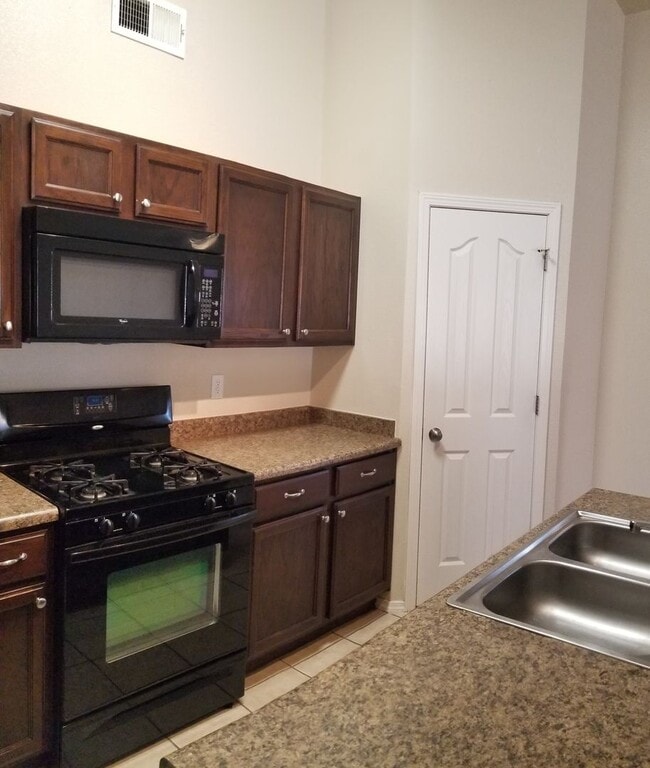 Building Photo - Charming 3 bedroom, 2 bath in Northeast El...