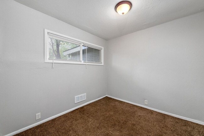 Building Photo - COMING SOON! 5 Bedrooms, 2 Bathrooms in Ka...
