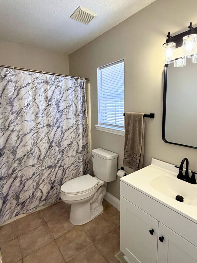 Building Photo - Updated 4BR/2BA Home in Cul-de-Sac