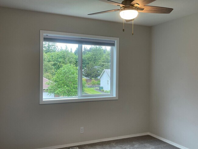 Building Photo - In town Poulsbo neighborhood large 4 bedroom now available