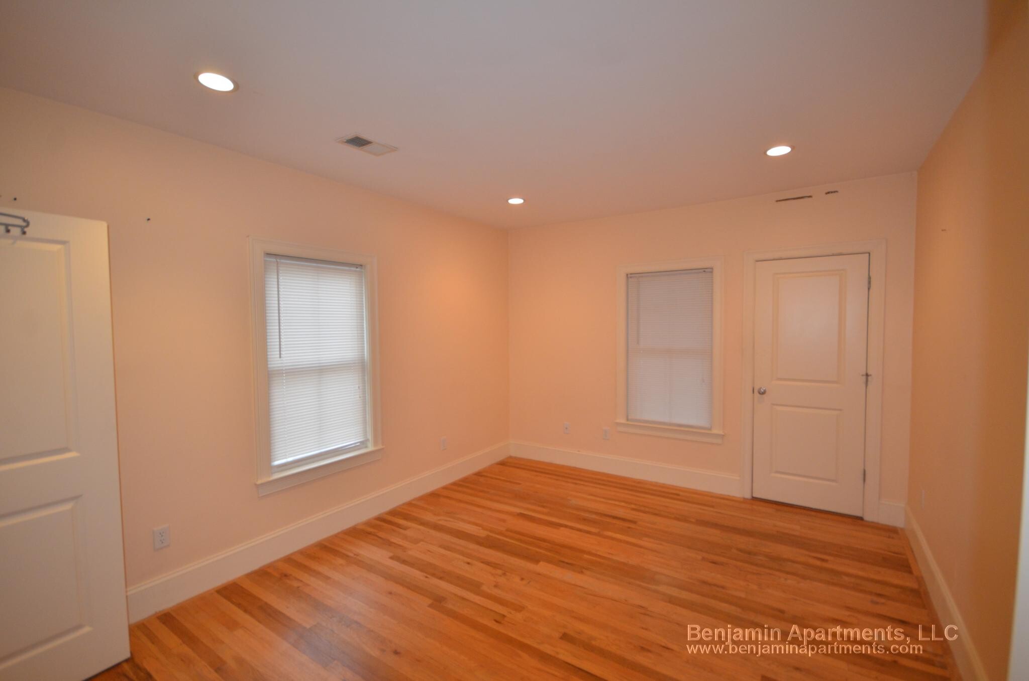 Building Photo - 25 Lothrop St