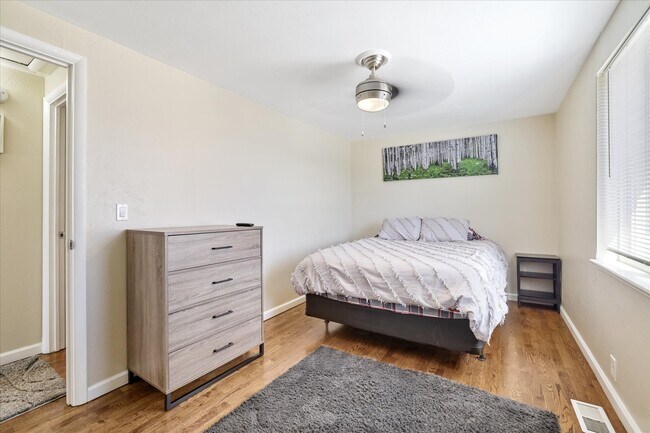 Queen Bedroom - 2819 W 3rd Ave