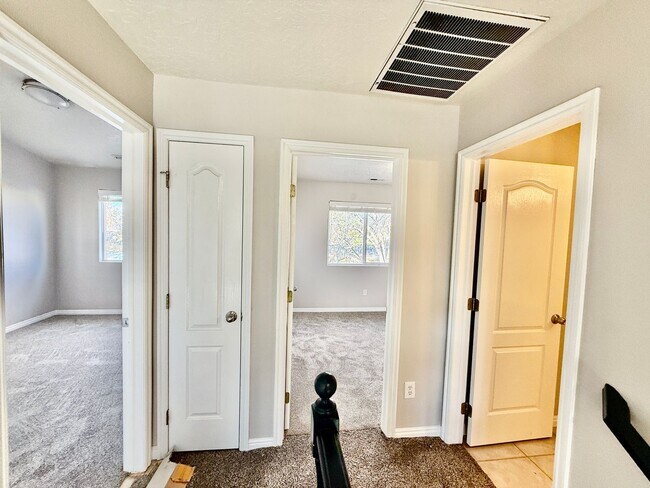 Building Photo - 1065 N 1620 W