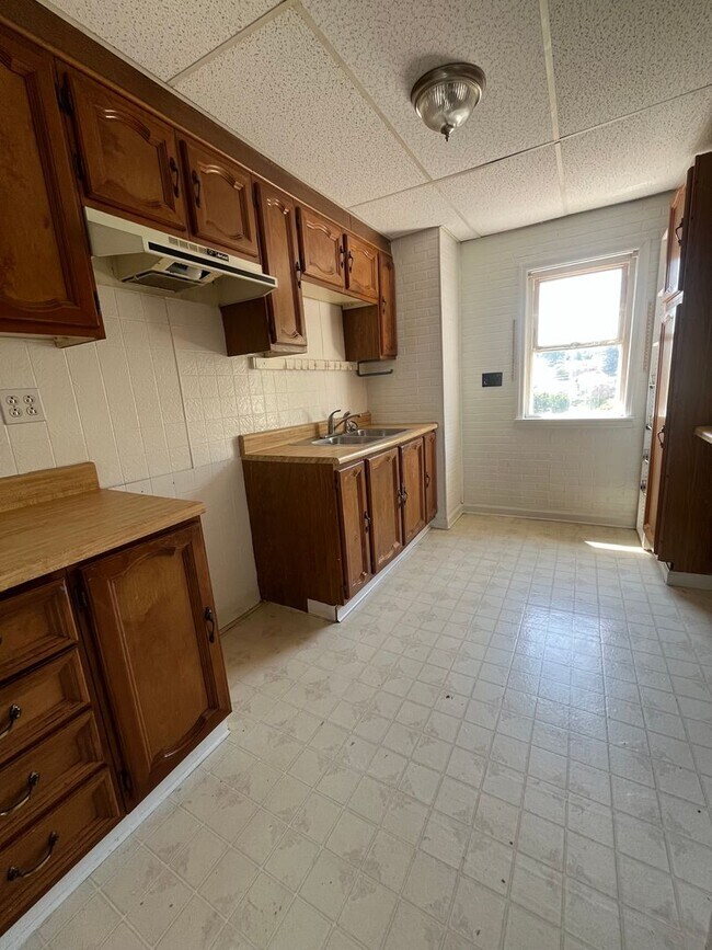 Building Photo - One Bedroom Apartment w Utilities Included