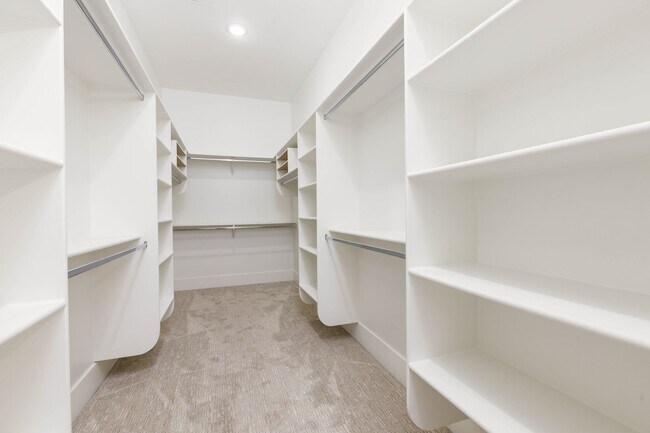 Building Photo - Beautiful 5 Bed 3.5 bath near Sunrise Valley Park In Washington.