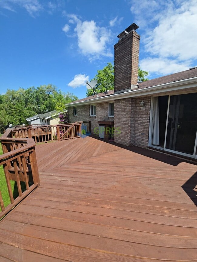 Building Photo - Charming 3-Bedroom Pittsburgh Home with Fireplace, Balcony & Garage Parking