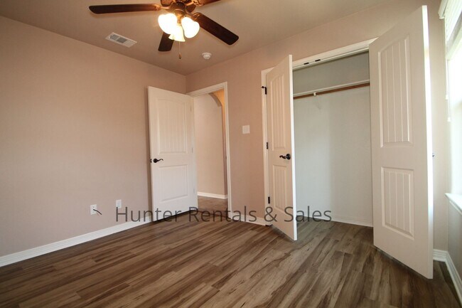 Building Photo - Evergreen Estates Beauty!