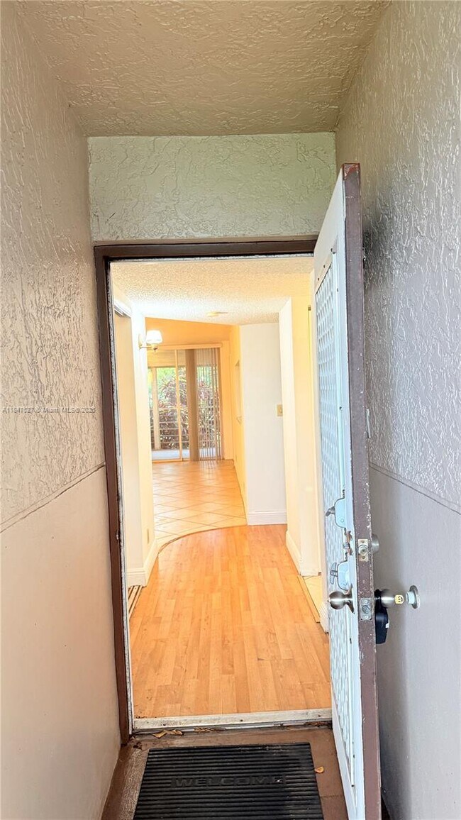 Building Photo - 1811 Sabal Palm Dr