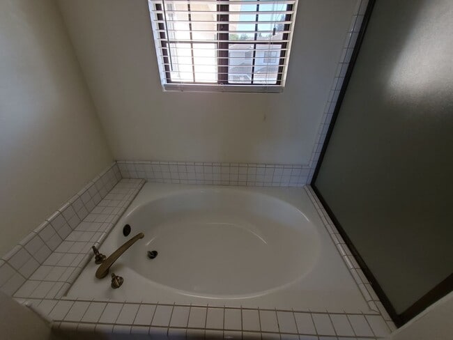 Building Photo - Beautiful Woodbridge/Lakeside Home for Lease!