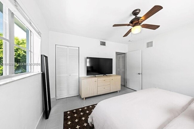 Building Photo - 1050 7th St