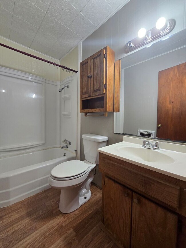 Building Photo - 3 bed 1 bath in Tecumseh!