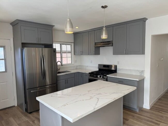 Building Photo - Beautiful 3 bedroom 2 bath HOME... no expenses spared!  Washer/Dryer... A/C Splitters... on a sle...