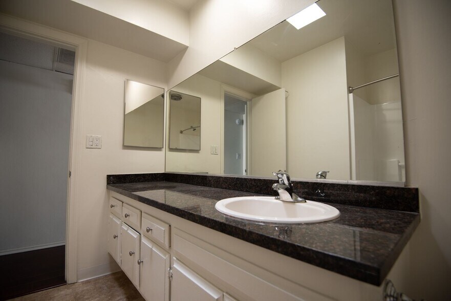 Building Photo - 5036 Coldwater Canyon Ave