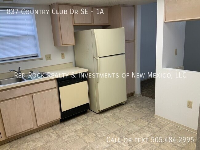 Building Photo - 837 Country Club Dr SE