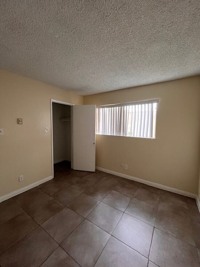 Building Photo - 2 Bedroom/ 2 Bath upstairs unit located in Long Beach!