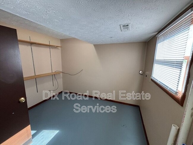 Building Photo - 601 Leo Dr