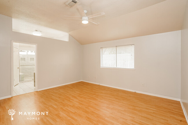 Building Photo - Spacious 4-Bedroom Home with Pool in Yorkt...