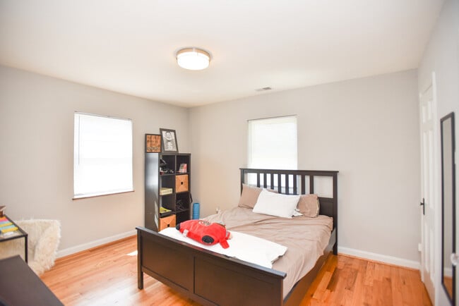 Building Photo - Zinsle Flats