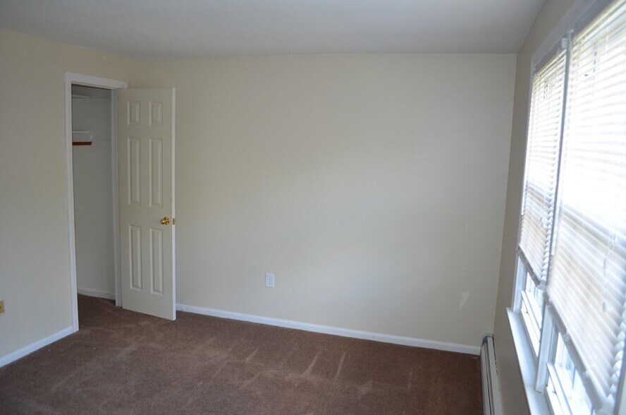 Building Photo - 13 Grandview Dr