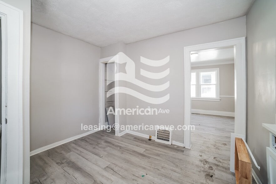 Building Photo - 608 E Thrush Ave