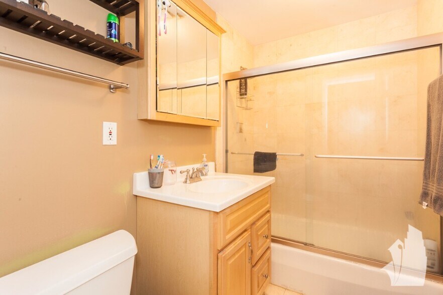 Building Photo - 1133 W Drummond Pl