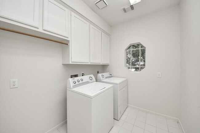 Building Photo - 4418 Bermuda Dr