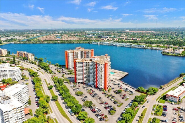 Building Photo - 1301 NE Miami Gardens Dr