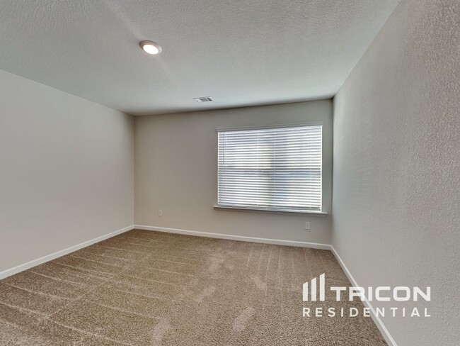 Building Photo - 450 Samara Ct