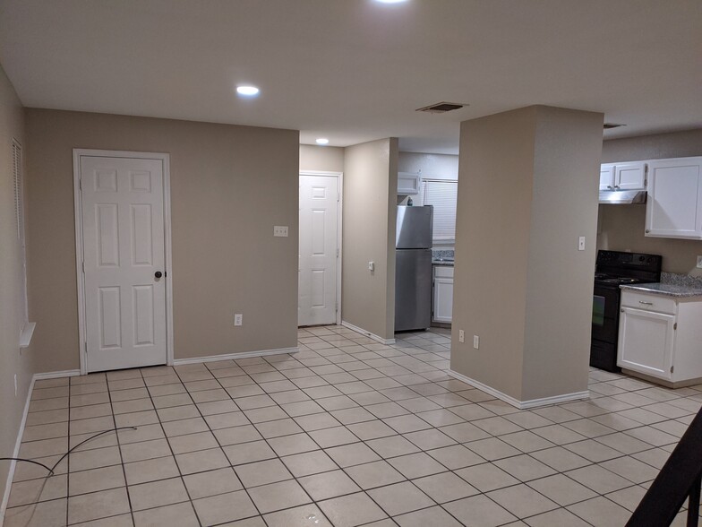 Building Photo - 536 waco st