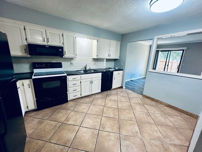 Building Photo - {1423} Updated Townhome + Two Car Garage + Fenced Yard + Lawncare Included