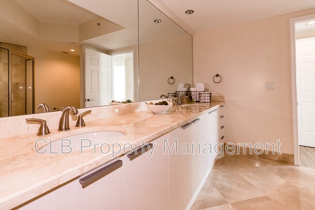 Building Photo - 241 Riverside Dr
