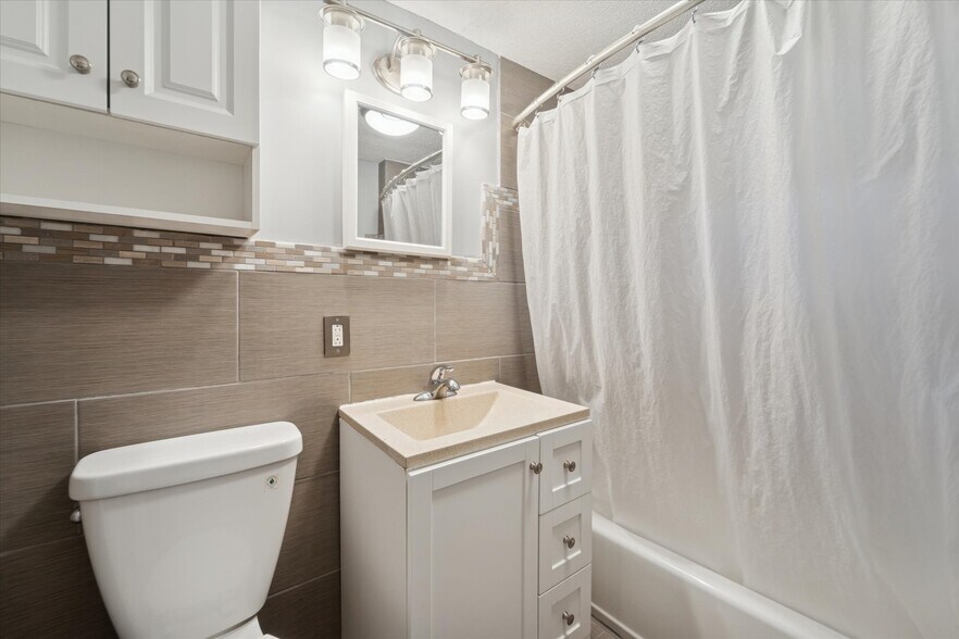 Building Photo - 742 E Park Ave