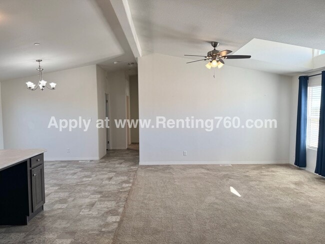 Building Photo - Huge 4 Bedroom Home!!