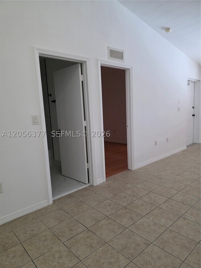 Building Photo - 3415 NE 9th Dr