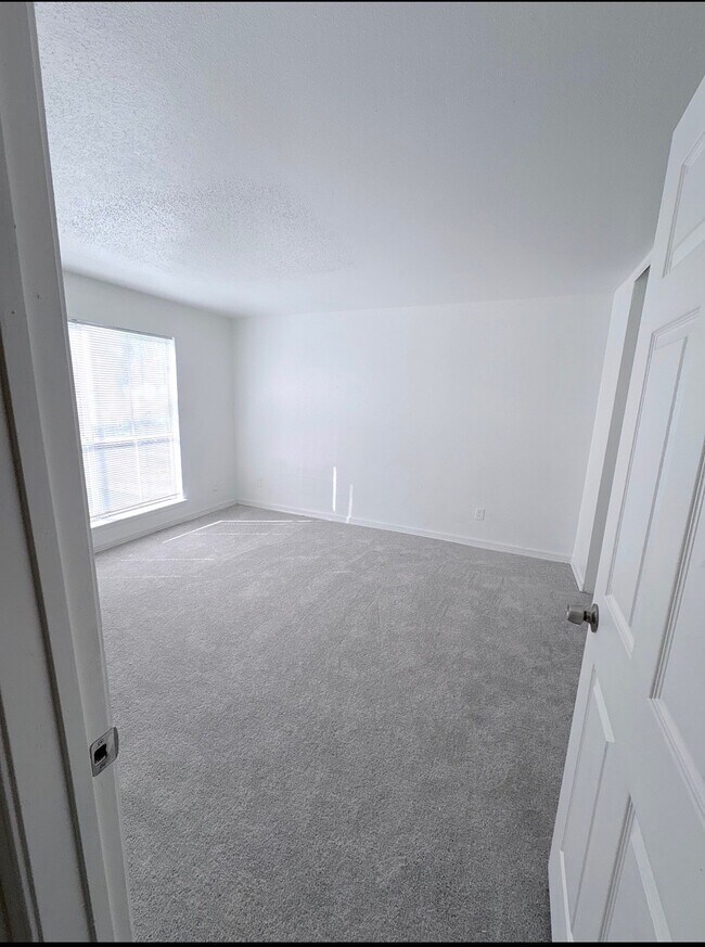 Building Photo - 5625 Antoine Dr