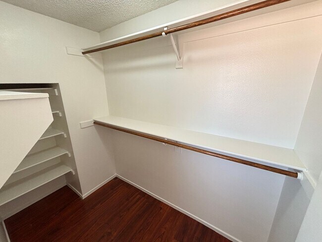 Building Photo - Cute 3Bed/2Bath, 2-Story Home located in t...