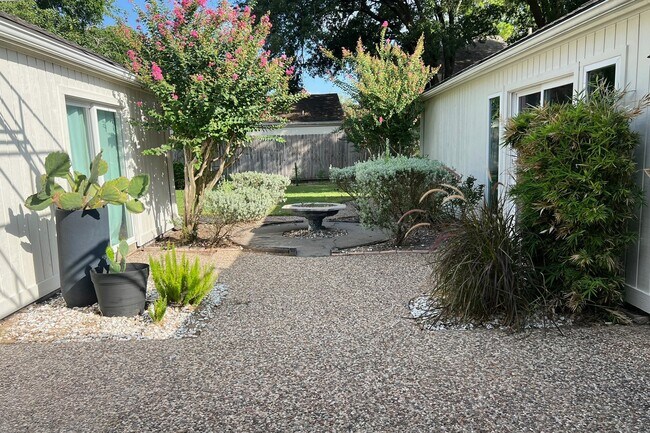 Building Photo - 12210 Ravenmoor Dr
