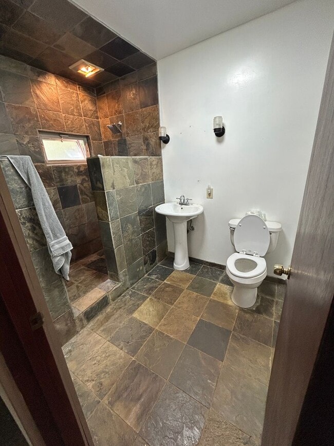 Building Photo - 2 Bedroom 1.5Bath Unfurnished Home