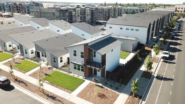 Building Photo - 2201 Tapia Wy