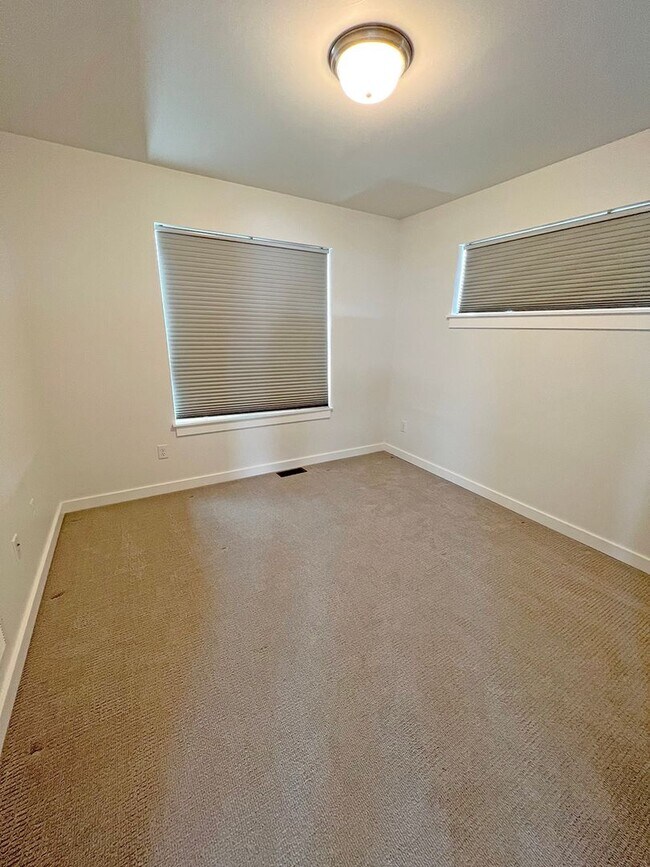 Building Photo - Well Kept Single Family Detached Home with...
