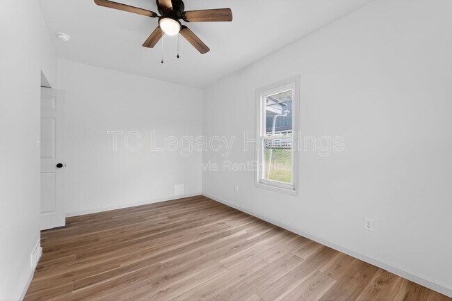 Building Photo - 407 Simpson Ave