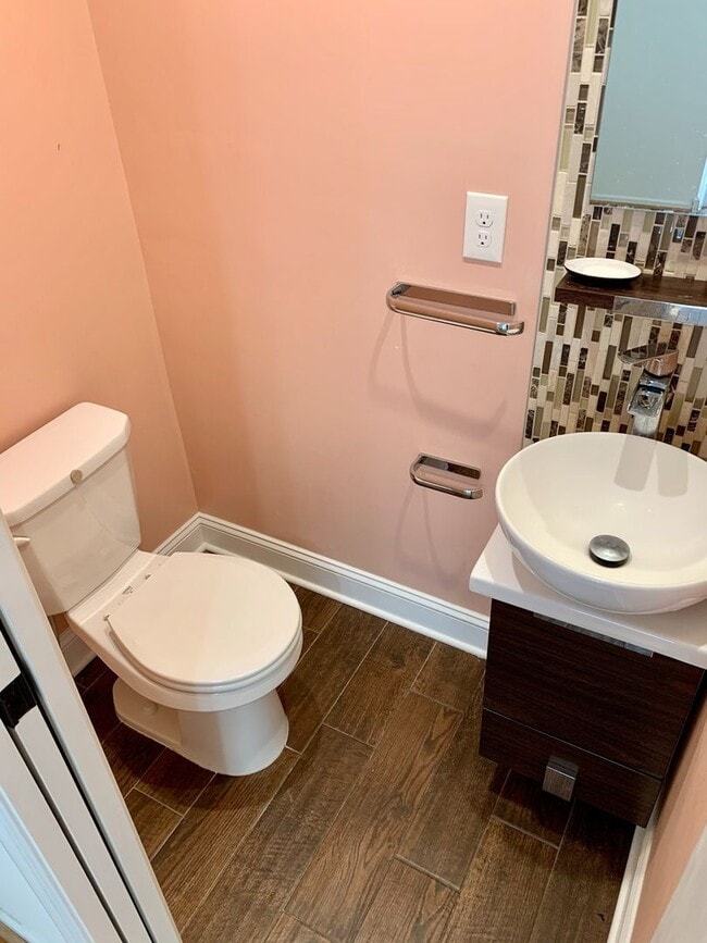 Building Photo - Gorgeous 2-Bedroom Townhome Near the Art Museum! One-Car Garage Included!