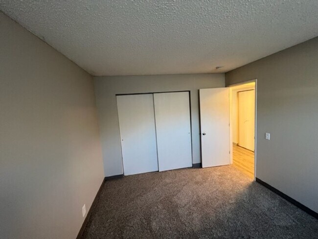 Building Photo - Convenient Downtown Location!